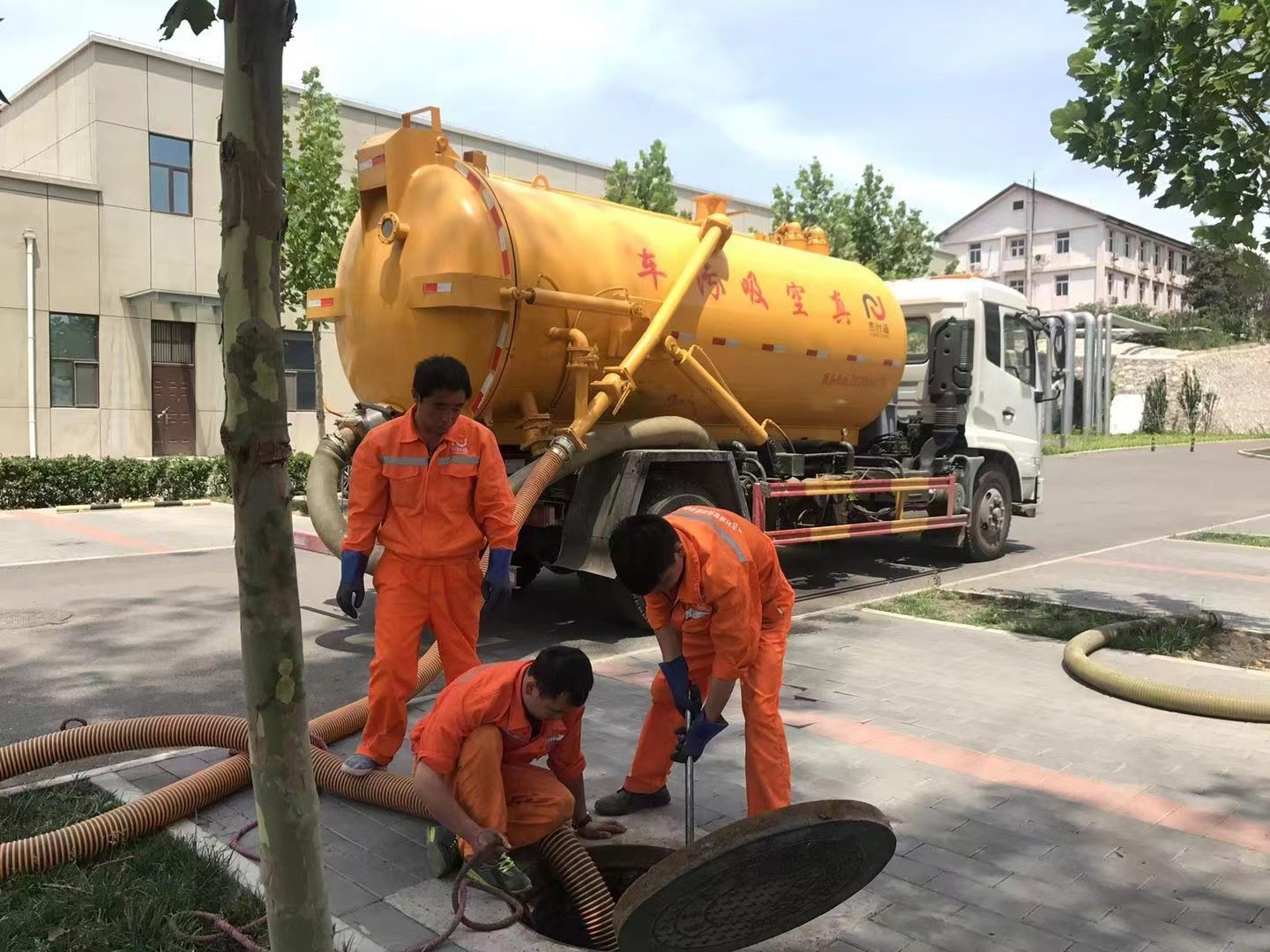 西丰管道疏通车停在窨井附近