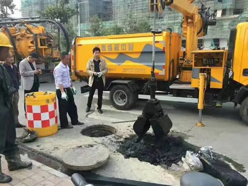 西丰街道：网格员化身“清道夫”，为民解忧疏通“堵心”化粪池