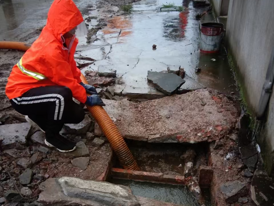 西丰专业清理污水池 炜誉市政以规范流程守护城市 “肠道”